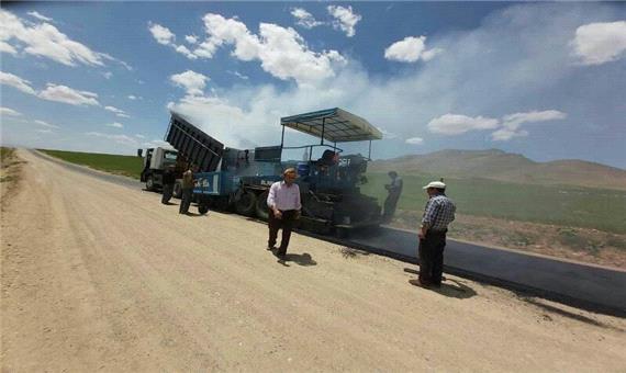 آسفالت 12 کیلومتر از راه‌های روستایی شاهین‌دژ  آغاز شد