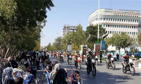 آیین‌های دفاع مقدس با رژه نیروهای مسلح در استان اردبیل آغاز شد