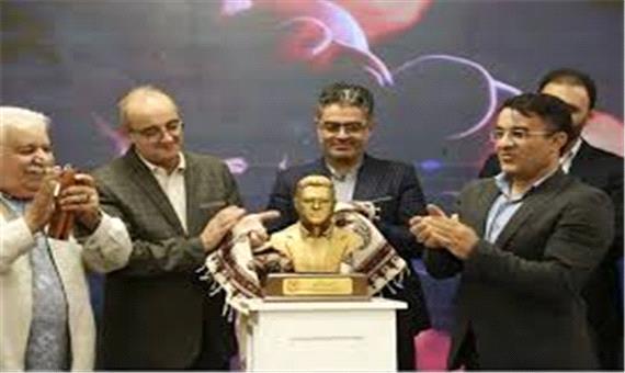رونمایی مدیرعامل از سردیس خود؛ اقدام بحث‌برانگیز درمراسم روز کارگر اهر