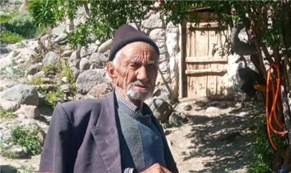 تزریق واکسن کرونا به پیرترین مرد کشور در آذربایجان‌شرقی