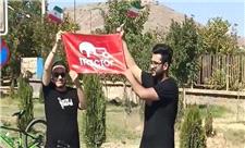 استقبال هواداران تراکتور از تور دوچرخه‌سواری با پرچم ایران