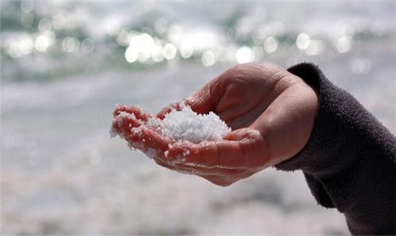نمکهای سنتی عرضه شده در کنار جاده دریاچه ارومیه غیر بهداشتی است