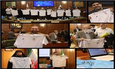 اعضای شورای شهر تهران با پیراهن تیم ملی شعار 
