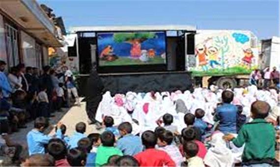 التیام «سینما سیار» بر آلام بچه‌های خوی/ لذت فیلم دیدن در میان کمپ‌های زلزله‌زدگان با نمایش روزانه 10 سانس