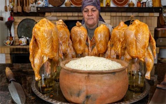 آشپزی روستایی آذربایجان خانم فرناز :: پخت مرغ کامل با بطری شیشه ای