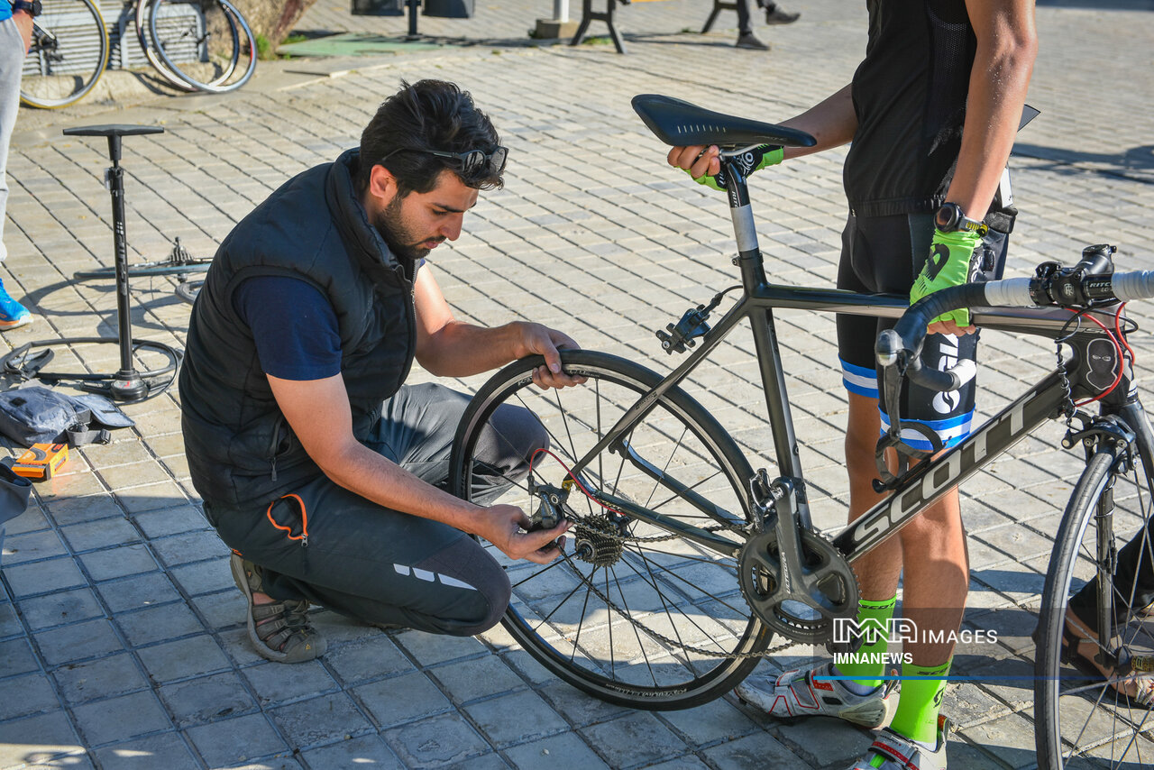دوچرخه‌سواری جانبازان آذربایجان شرقی تا حرم امام(ره) برای تجدید میثاق