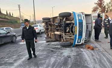 ۲۶ مصدوم و یک فوتی بر اثر واژگونی مینی‌بوس در پارس‌آباد