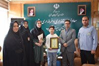تجلیل فرماندار میاندوآب از برگزیده جشنواره بین المللی نقاشی کودکان