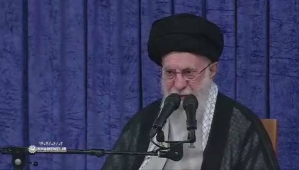 مردم از خدمتگزاران از جمله رئیس‌جمهور که پرکار، پرتلاش و پیگیر است حمایت کنند