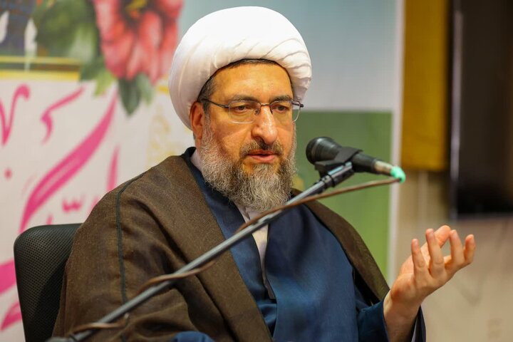 شهدا جانشان را برای اعتلای کشور تقدیم کرده اند