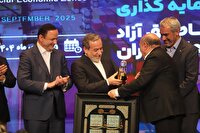 اهدای نشان اجلاس بین‌المللی نقش دیپلماسی در توسعه اقتصادی منطقه آزاد ماکو به وزیر امور خارجه
