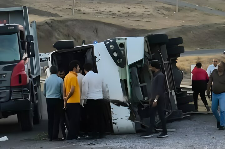 واژگونی مینی‌بوس در محور اهر به ورزقان ۱۹ مصدوم برجای گذاشت