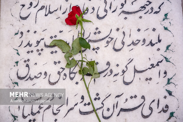 ادای احترام فرزندان کارکنان امور عشایر اردبیل به شهید گمنام