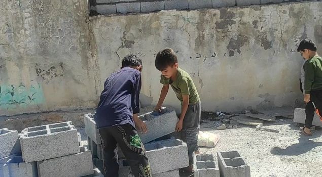 دست‌های کوچک، قلب‌های بزرگ و خانه دومِ رنگین‌تر شده در روستای چنار عجبشیر