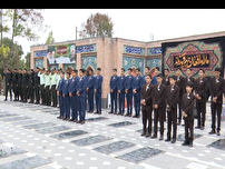 سرود دسته جمعی دانش آموزان بر سر مزار شهدا