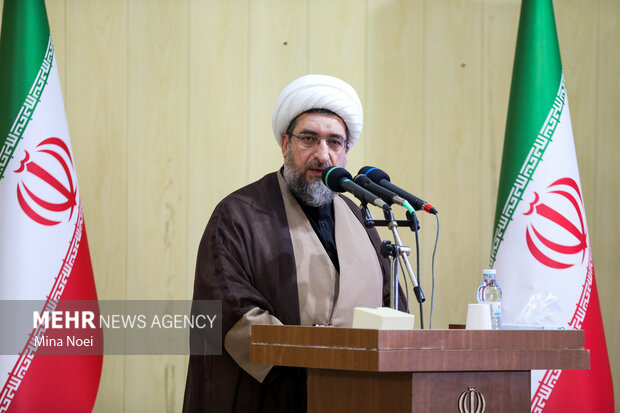 امام جمعه تبریز: کشورهای عربی بدون منابع نفتی به خاک ذلت می‌افتند