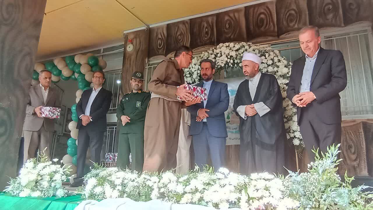 تجلیل از خانواده شهدا و ایثارگران در نقده