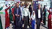 بدرقه فرزند شهید فراجا از منزل تا مدرسه در مراغه