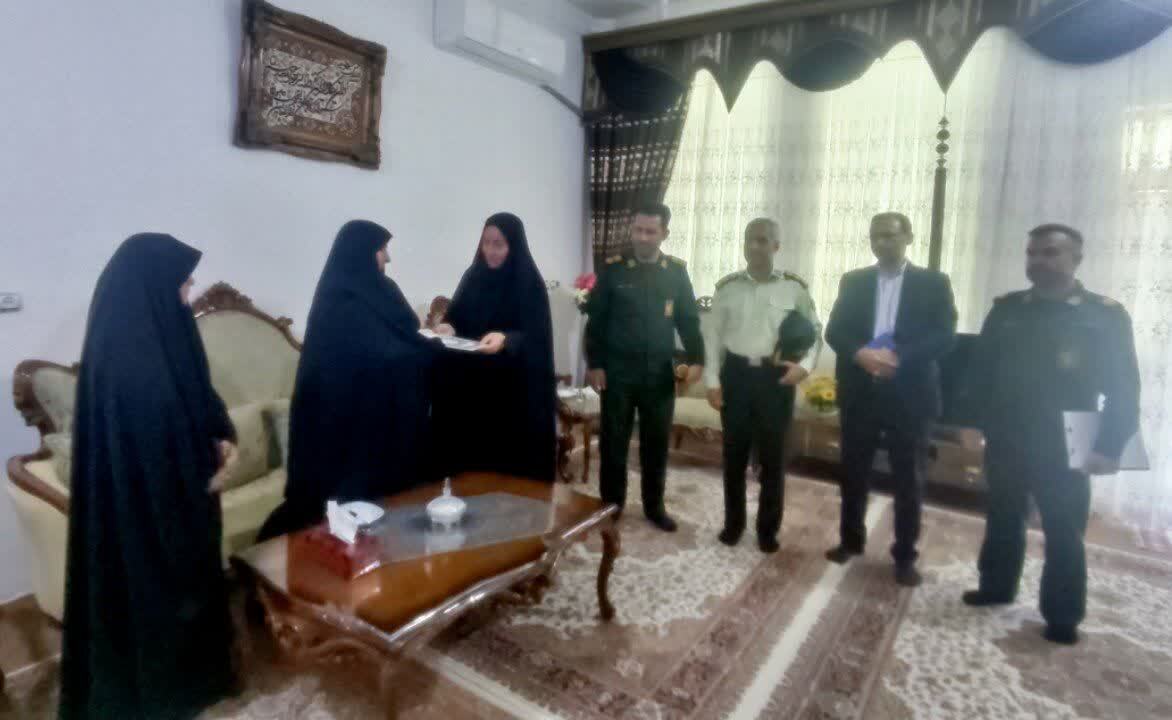 تکریم همسر شهید انتظامی در  پلدشت