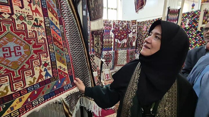 بازدید معاون وزیر میراث‌فرهنگی و صنایع دستی از نمایشگاه گلیم عنبران
