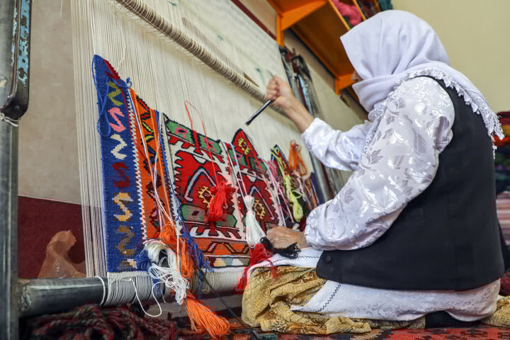 از دار قالی تا برند جهانی؛ گلیم عنبران در آستانه ثبت جهانی