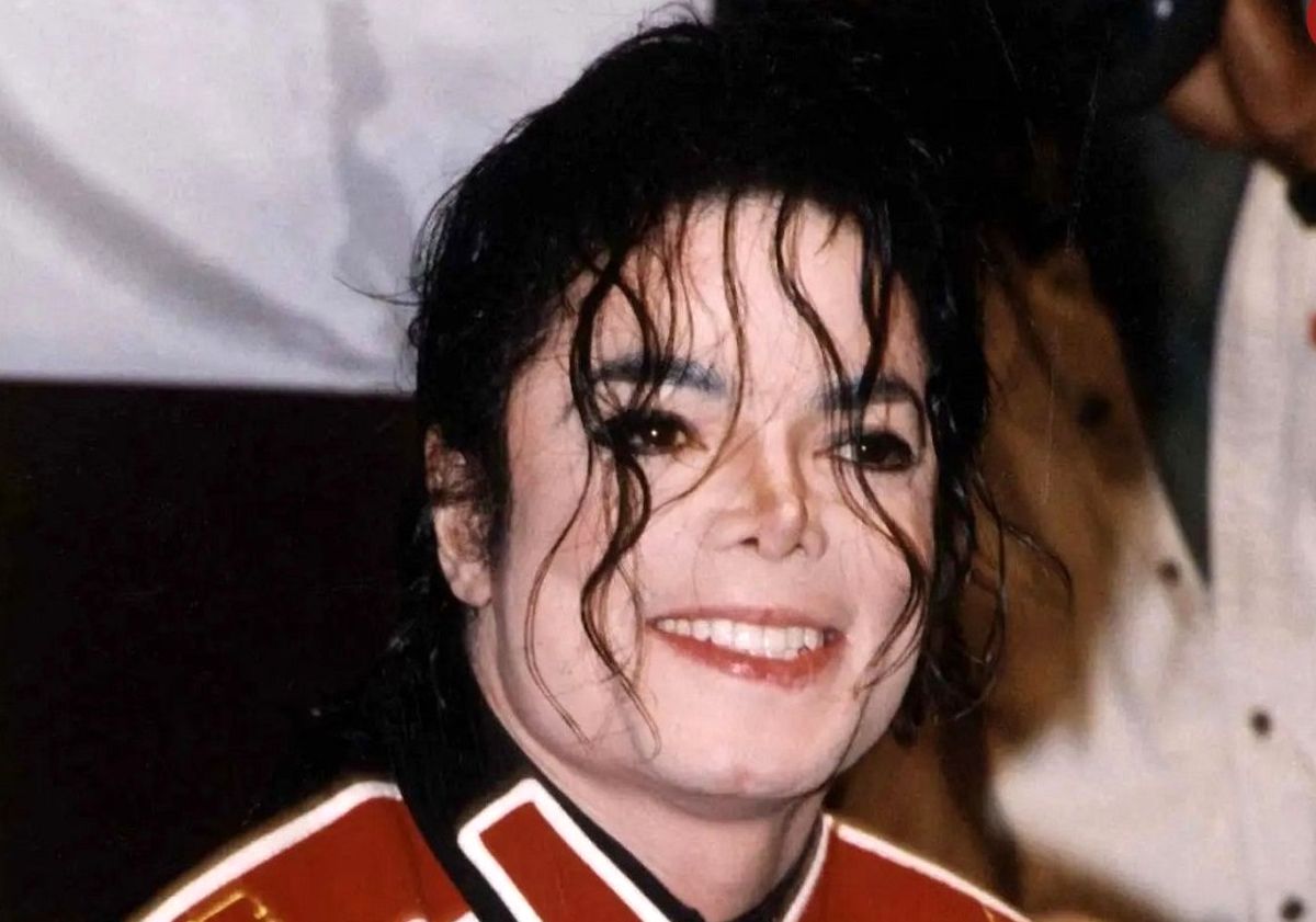 سفر در زمان؛ «مایکل جکسون» در حال صحبت با تلفن در خانهاش در لسآنجلس؛ سال ۱۳۵۱/ عکس