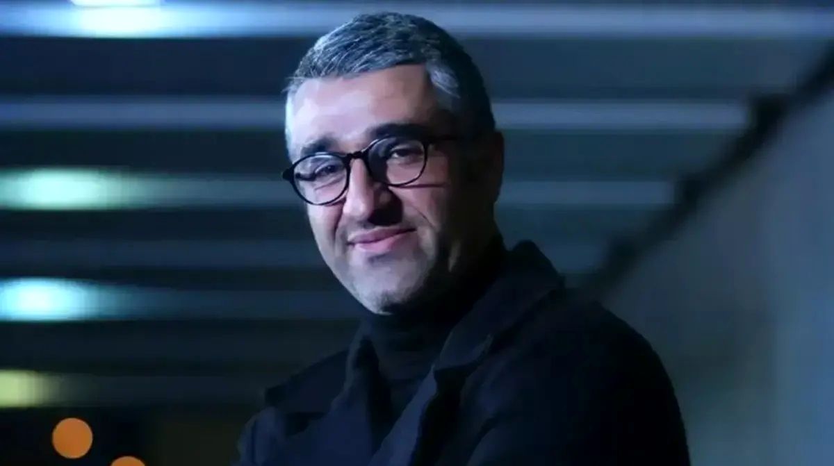 وکیل پژمان جمشیدی: نهایتاً می توانند اتهام «رابطه نامشروع» وارد کنند نه «تجاوز» که آن هم تبرئه می شود/ ارتباط نامشروع لزوماً یک ارتباط بدنی نیست و حتی می تواند پیامک را هم شامل شود/ این سومین خروج پژمان جمشیدی از کشور در جریان پرونده است