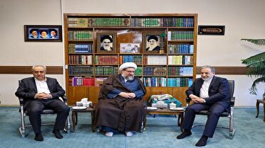 تاکید امام جمعه تبریز بر جایگاه محوری رهبری در سیاست خارجی