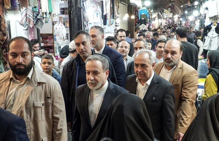 گشت‌وگذار کوتاه وزیر امور خارجه در بازار تبریز