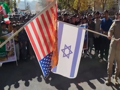 آتش‌زدن پرچم آمریکا و رژیم صهیونیستی توسط جوانان مهابادی