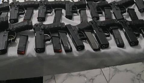 کشف یکصد قبضه سلاح شورشی و تیغه خشاب در گمرک بازرگان