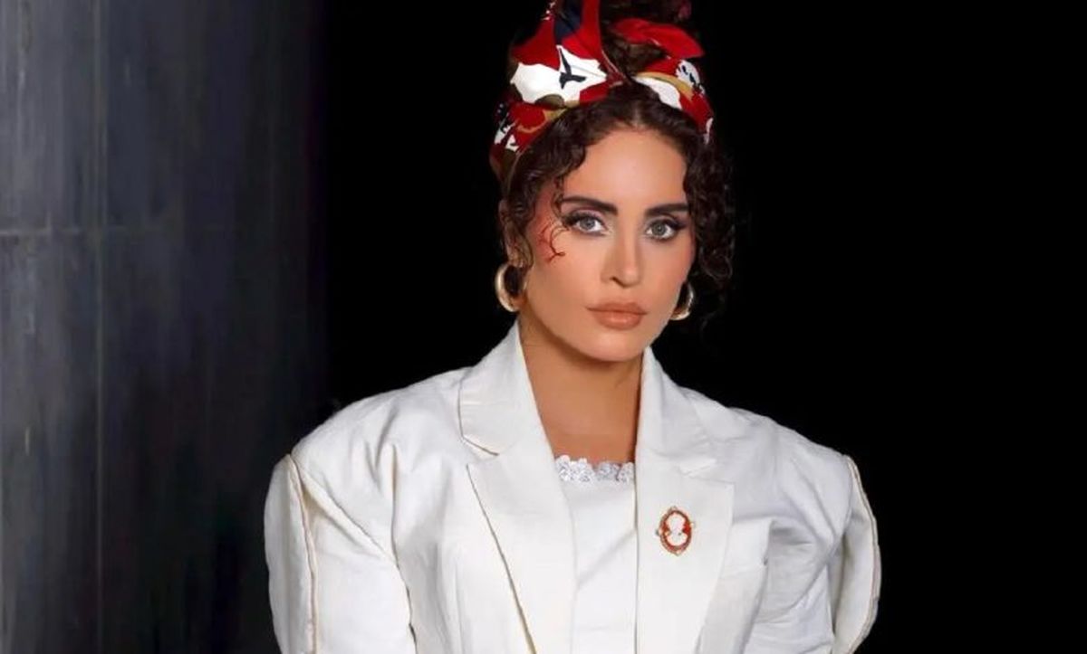 سفر پرحاشیه الناز شاکردوست بعد از مرد شدنش در حال استراحت در ساحل