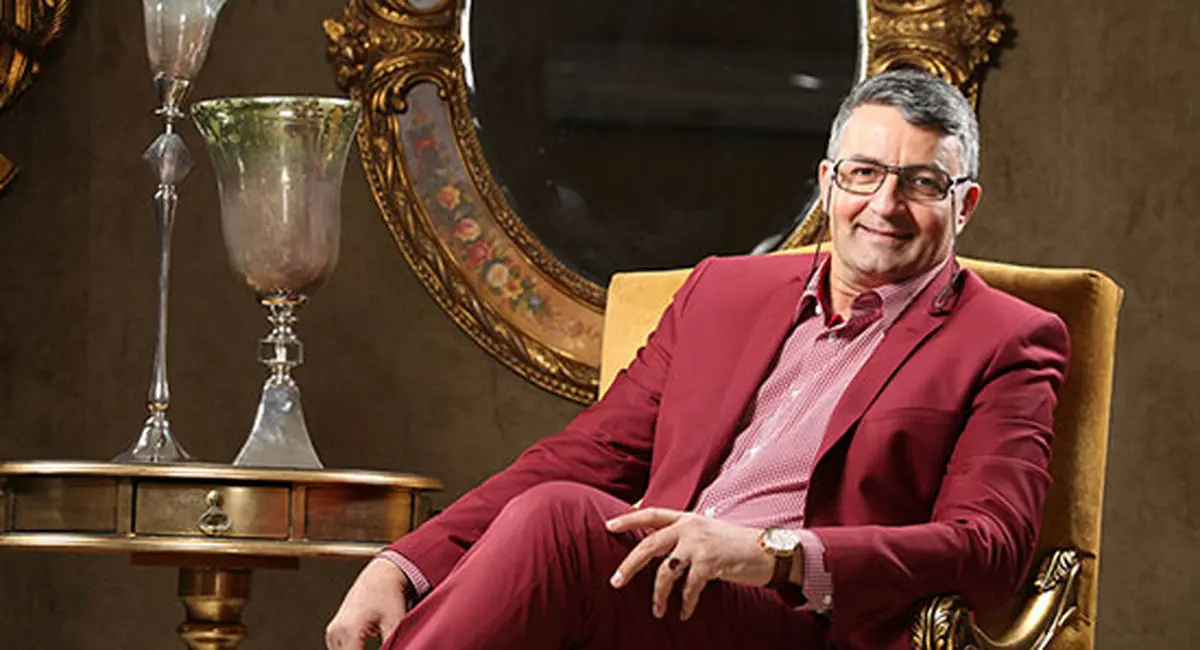 در سوگ فوت مادر و در تلاش برای خندان مردم/ ویدئو