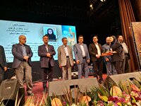 دریافت تندیس  فداکاری ملی توسط دانشجوی اردبیلی