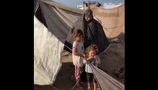 روایت مادر فلسطینی از بی‌خانمانی پس از غرق شدن خیمه‌اش (زیرنویس فارسی)