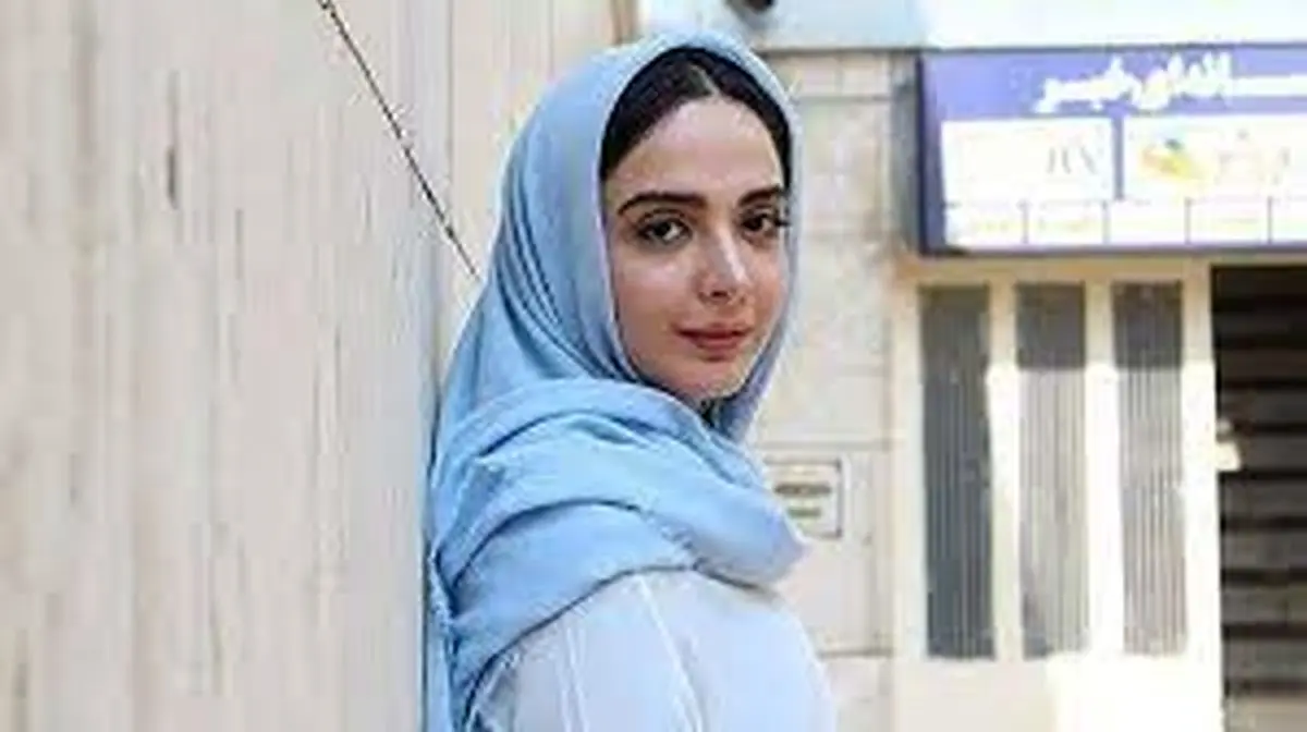 شیطنت دوستانه المیرا دهقانی با کلاه فرهاد آئیش