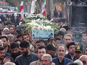 تشییع پیکر شهید گمنام بر روی دوش مردم چهار برج