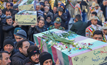 وداع اردبیلی‌ها با سه شهید گمنام در شبِ سالگرد شهادت بانوی دوعالم
