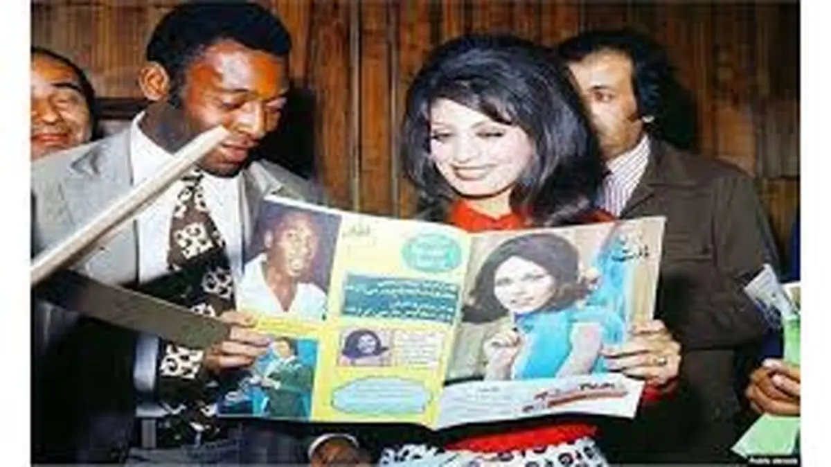 سفر در زمان؛ حمیرا در کنار پله در سفر این فوتبالیست به تهران در اردیبهشت سال ۵۱