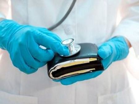 عضو پیشین هیات مدیره نظام پزشکی: پزشک برای عمل زیبایی علاوه بر پول جراحی، گردنبند طلای زن را هم گرفته بود