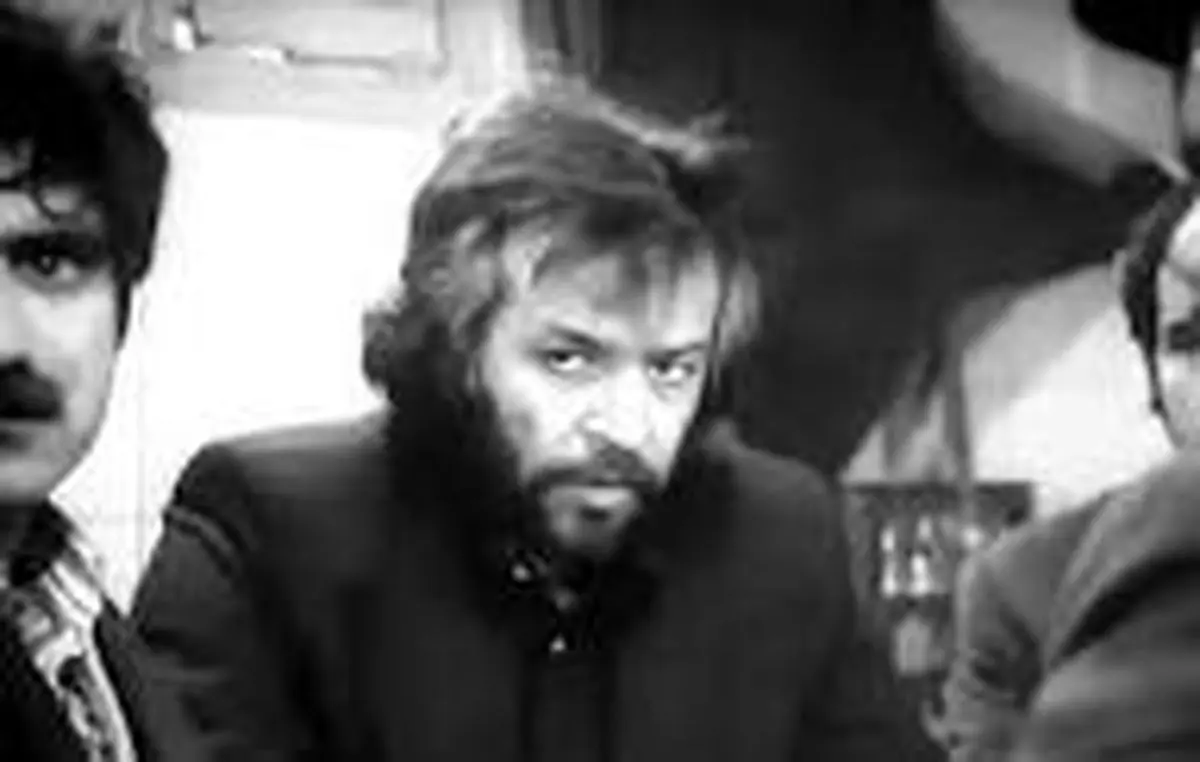 سفر در زمان؛ «ایرج قادری» در حال عکاسی کردن در خانه اش؛ دهه ۶۰