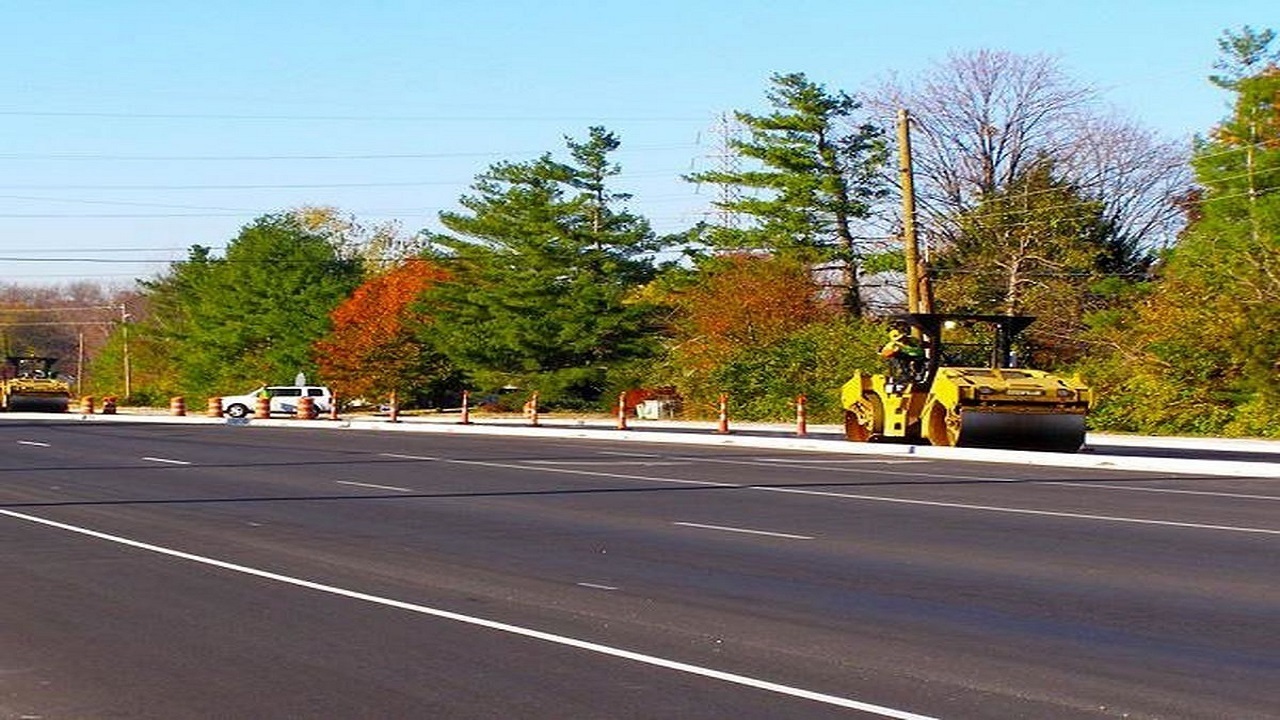 آسفالت ریزی جاده‌های روستایی ورزقان و خاروانا
