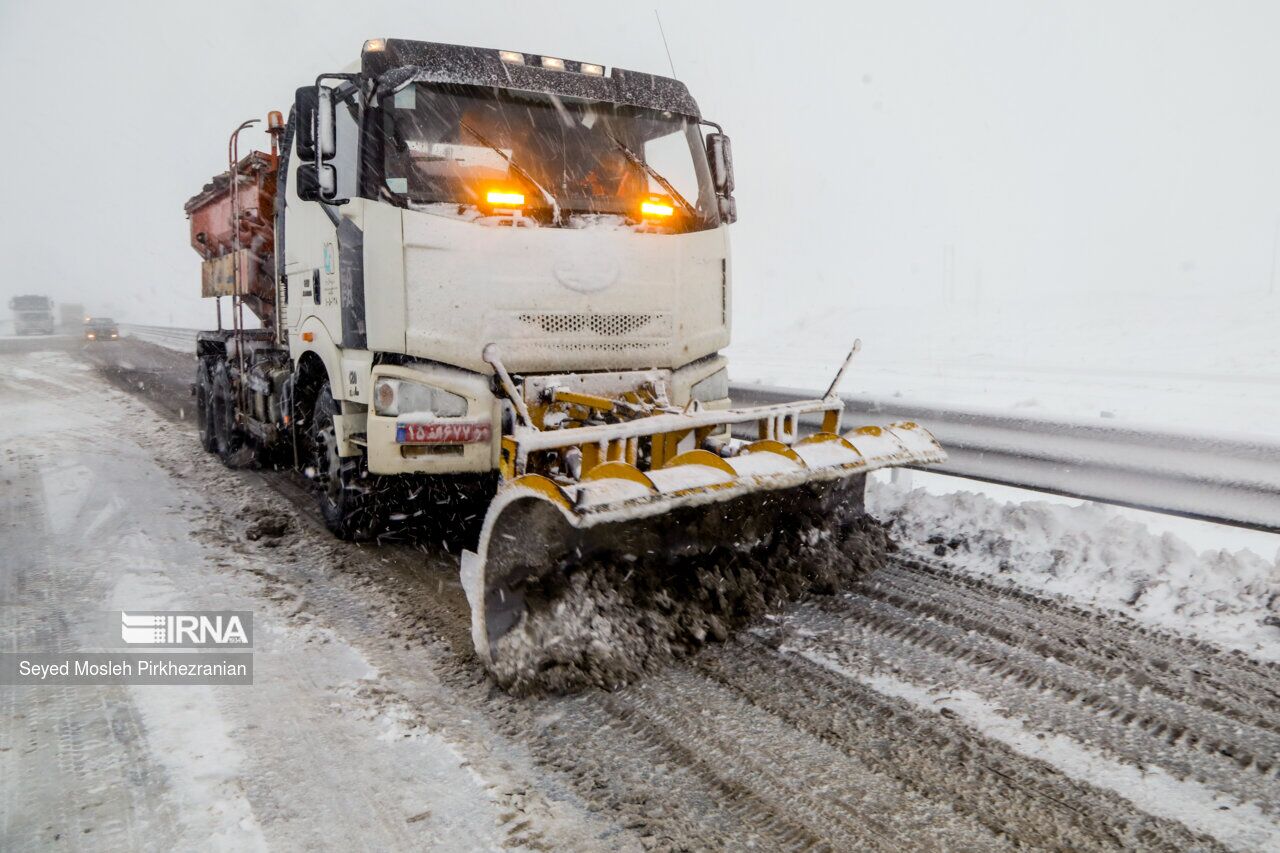 ‍ محورهای مواصلاتی در آذربایجان‌غربی برفی و لغزنده است