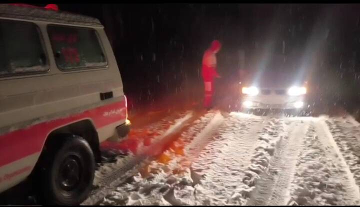 گردنه مایین بلاغ همچنان درگیر بارش برف است