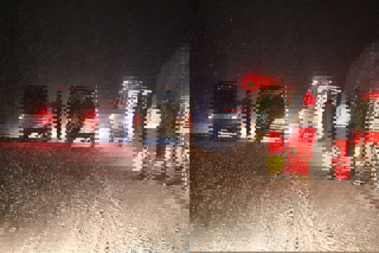 خلیلی: ۱۹۵ مسافر گرفتار در برف در تکاب امدادرسانی شد