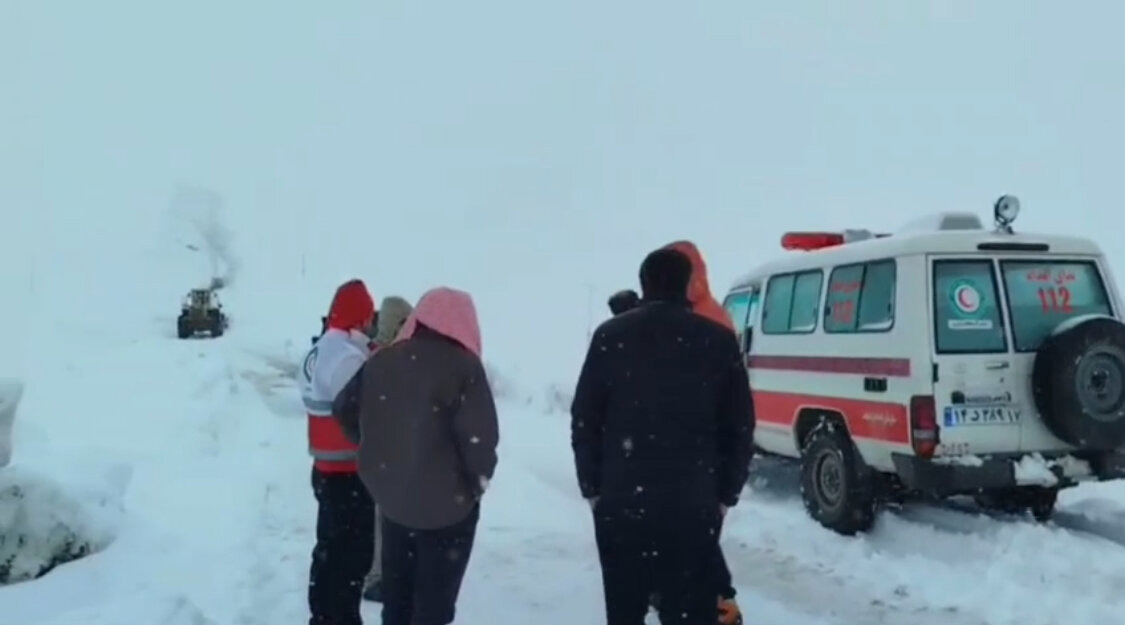 نجات جان مادر باردار گرفتار در منطقه صعب‌العبور روستای آق‌اطاق تکاب