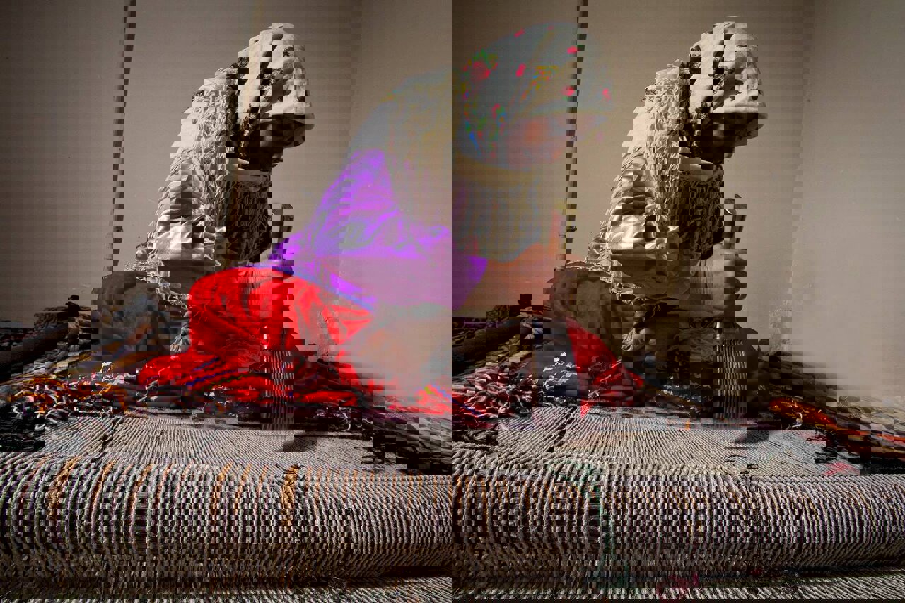 قالی‌بافی زنان روستای حسنلو؛ هنر کهن روستا در گره‌های رنگین