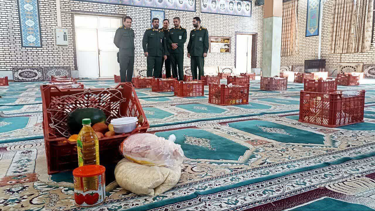 اهدای بسته‌ های یلدایی به نیازمندان در نقده