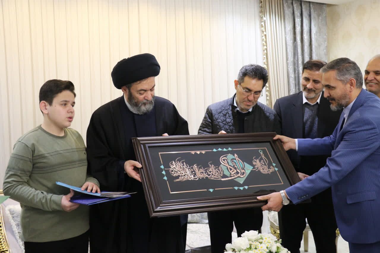 تجلیل امام جمعه اردبیل از حافظ قرآن مدال‌آور مسابقات بین‌المللی