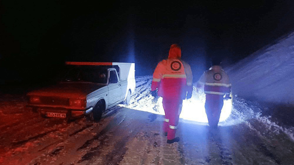 امدادرسانی به ۱۵ خودروی گرفتار در برف گردنه الماس